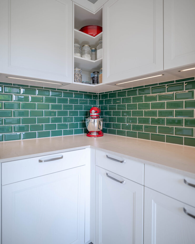Landhausküche grün weiss