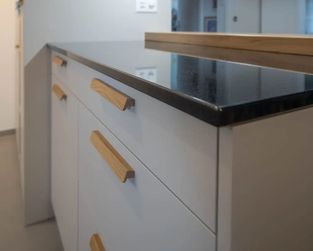 Schlichte Küche mit blauen Akzenten