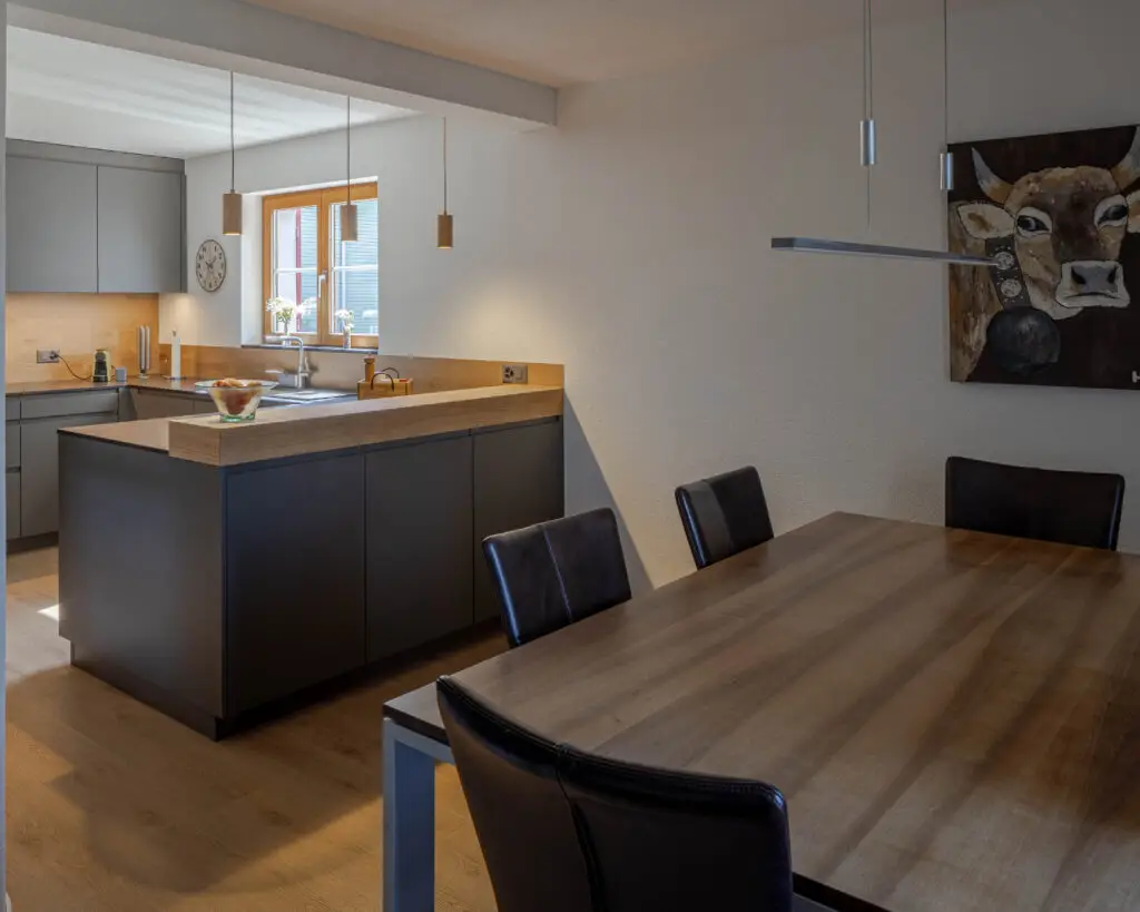 Dunkle Küche mit hellem Holz