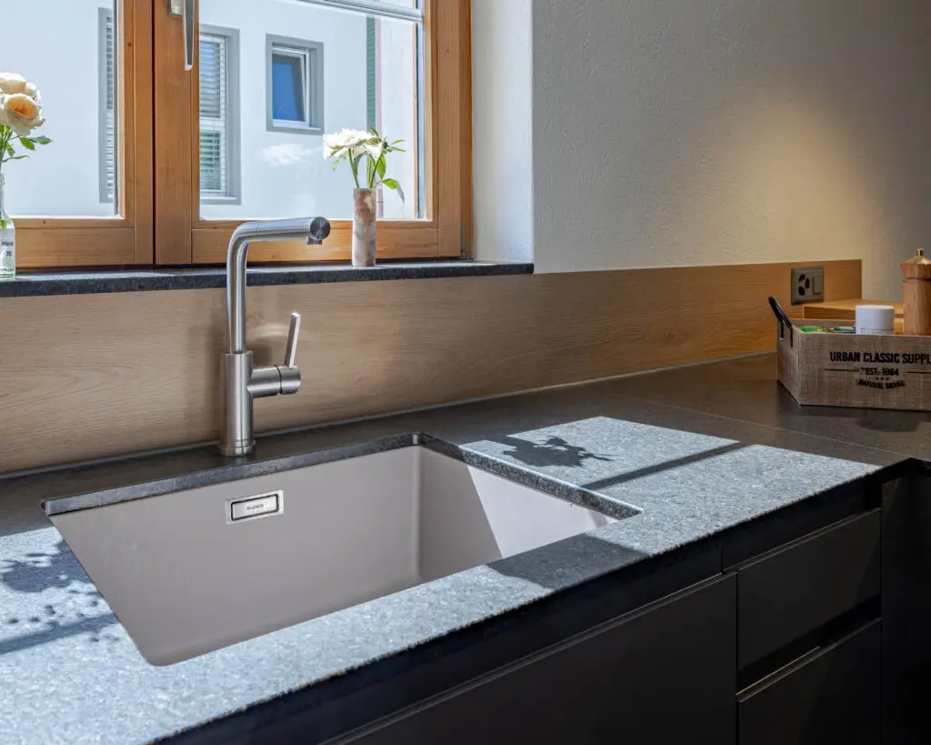 Dunkle Küche mit hellem Holz